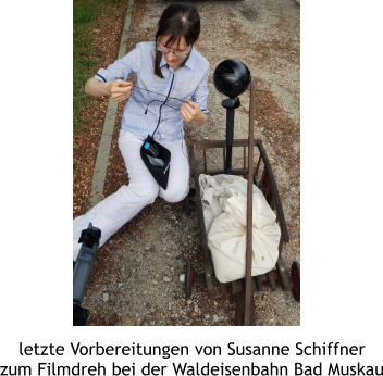 letzte Vorbereitungen von Susanne Schiffner zum Filmdreh bei der Waldeisenbahn Bad Muskau